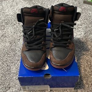 Nike Dunk High SB High-Top Sneakers Black and Brown with Red Accents Men Size 9